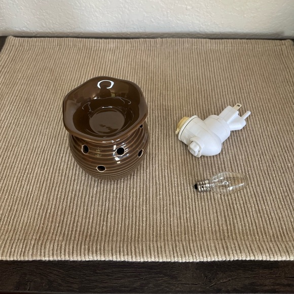 2/$8 Scentsy warmer - Picture 2 of 3